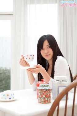 亲嘴脱内衣内裤摸屁股