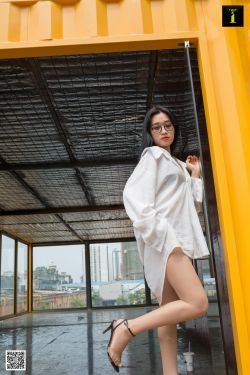 九个装修工人把我放在茶几上